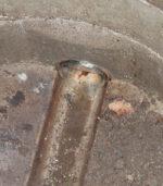 Rattensperre von PipeSec eingebaut im offenen Gerinne eines Revisionsschachtes