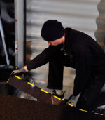 Rampen und Hebebühnen im Lagerbereich absichern und Spalten verschließen